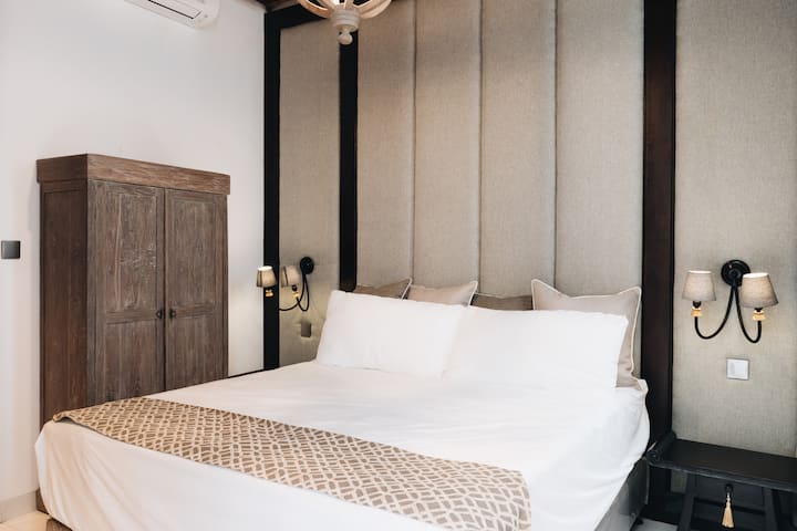 Chumba bora cha kulala chenye kitanda na mito yenye starehe sana