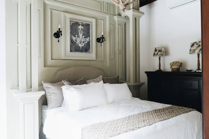 Pata mapumziko kwa ajili ya usiku wa kupumzika katika chumba chetu cha kulala cha kifahari