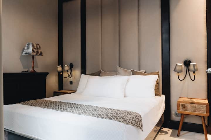 Chumba bora cha kulala chenye kitanda na mito yenye starehe sana