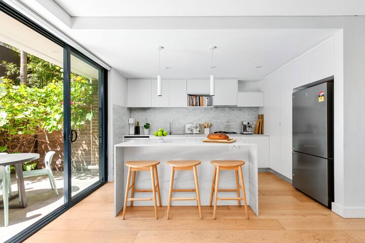 4 bedrooms family home-walk to Bronte Beach gallery image 2