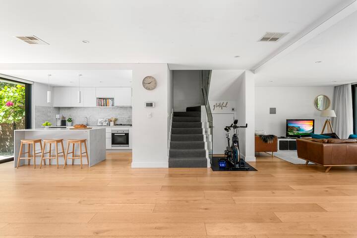 4 bedrooms family home-walk to Bronte Beach gallery image 3