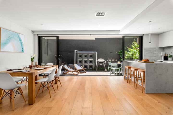 4 bedrooms family home-walk to Bronte Beach