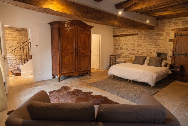 Dormitorio en la planta baja con vigas antiguas y piso de piedra. Las camas también pueden ser 2 individuales.