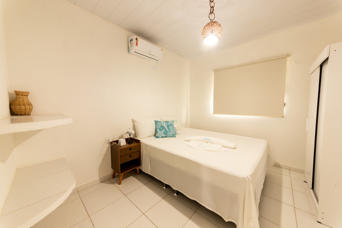 Chumba kilicho na kitanda cha watu wawili na kiyoyozi.