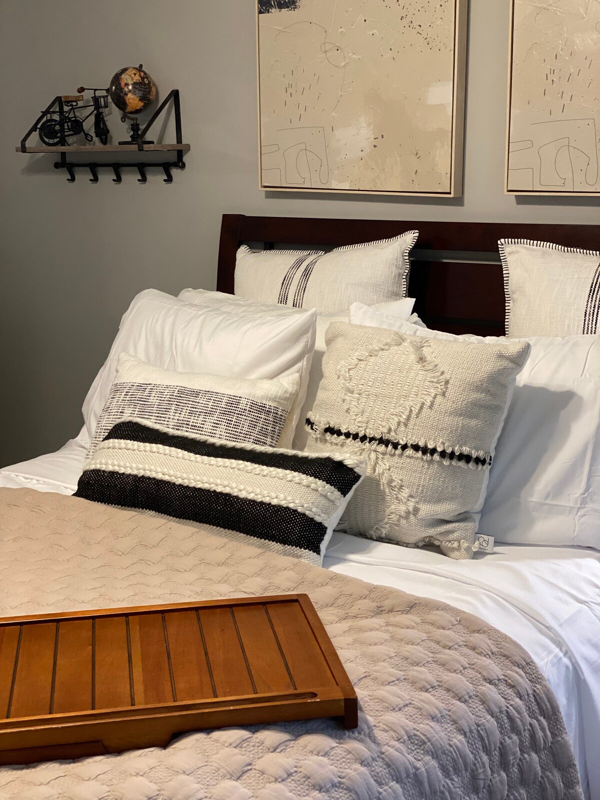 The Brown Earthy Room 
Deze kamer heeft een queensize bed met smart-tv, zeer schoon met daglicht en veel laden en kastjes. 