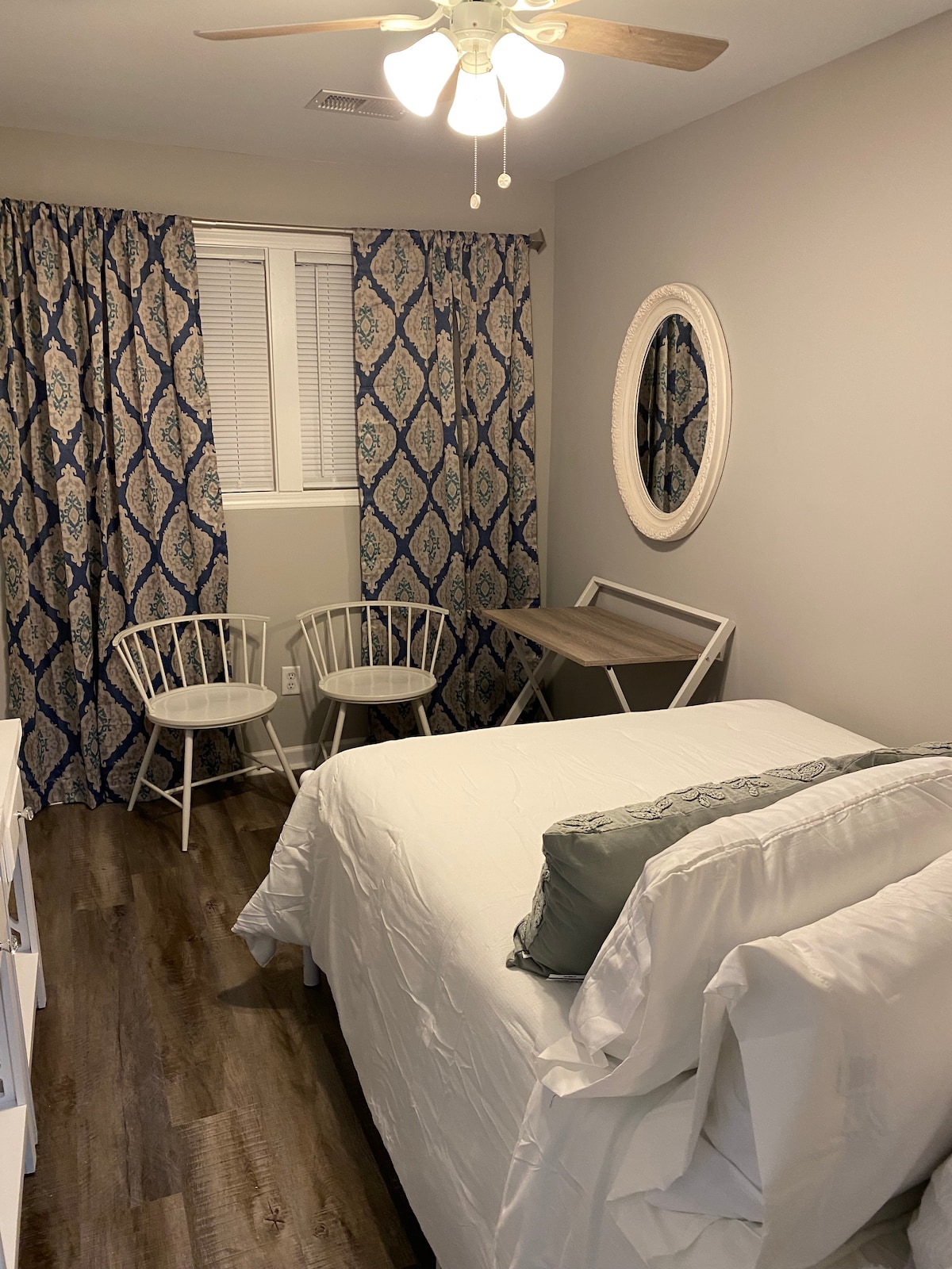 De witte kamer 
Deze kamer heeft een groot bed met een slimme tv en een werk- of studeerruimte. 