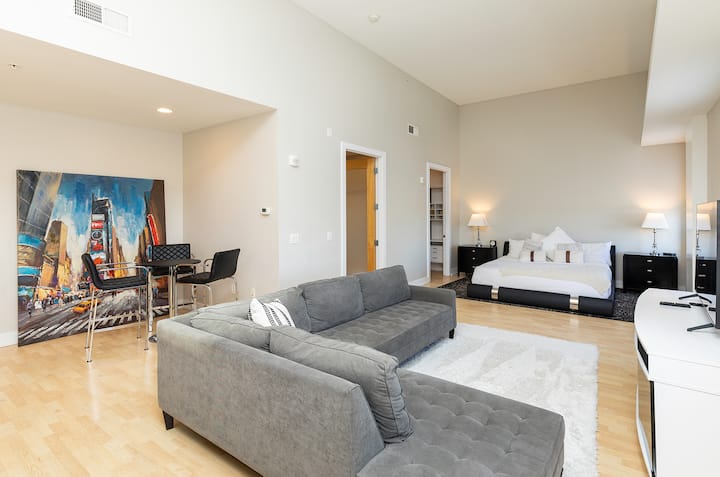 Walkable Downtown Penthouse Studio W/ City Views - Des Moines, IA