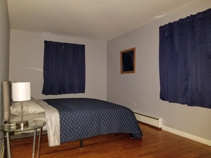 במיטת הקינג סייז יש מנורות ליד המיטה עם שקעי טעינה USB.  דלת חדר השינה המלכותי היא דלת כיס.