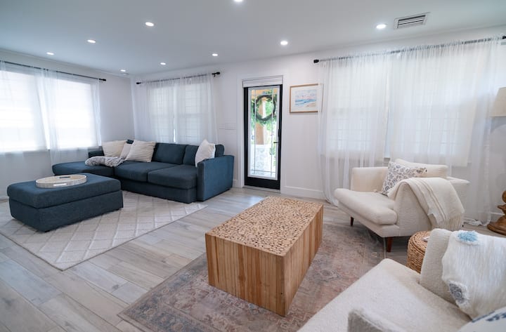 غرفة معيشة مشرقة ومتجددة الهواء، مثالية للاسترخاء بعد استكشاف كل ما تقدمه فورت لودرديل