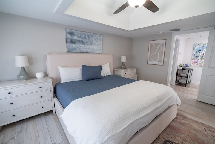 غرفة نوم رئيسية بسرير مريح بحجم كينغ ومساحة تخزين واسعة