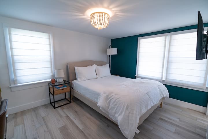 غرفة نوم للضيوف نصف حمام وتلفزيون