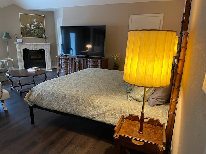 Pohľad zo vstupných dverí.  Krb nie je funkčný, z bezpečnostných dôvodov hostí sme mali plynové potrubie obmedzené.  Pred zimou máme v úmysle nainštalovať elektrický krb.  Televízor je UHD 4k Smart TV s uhlopriečkou 75palcov.