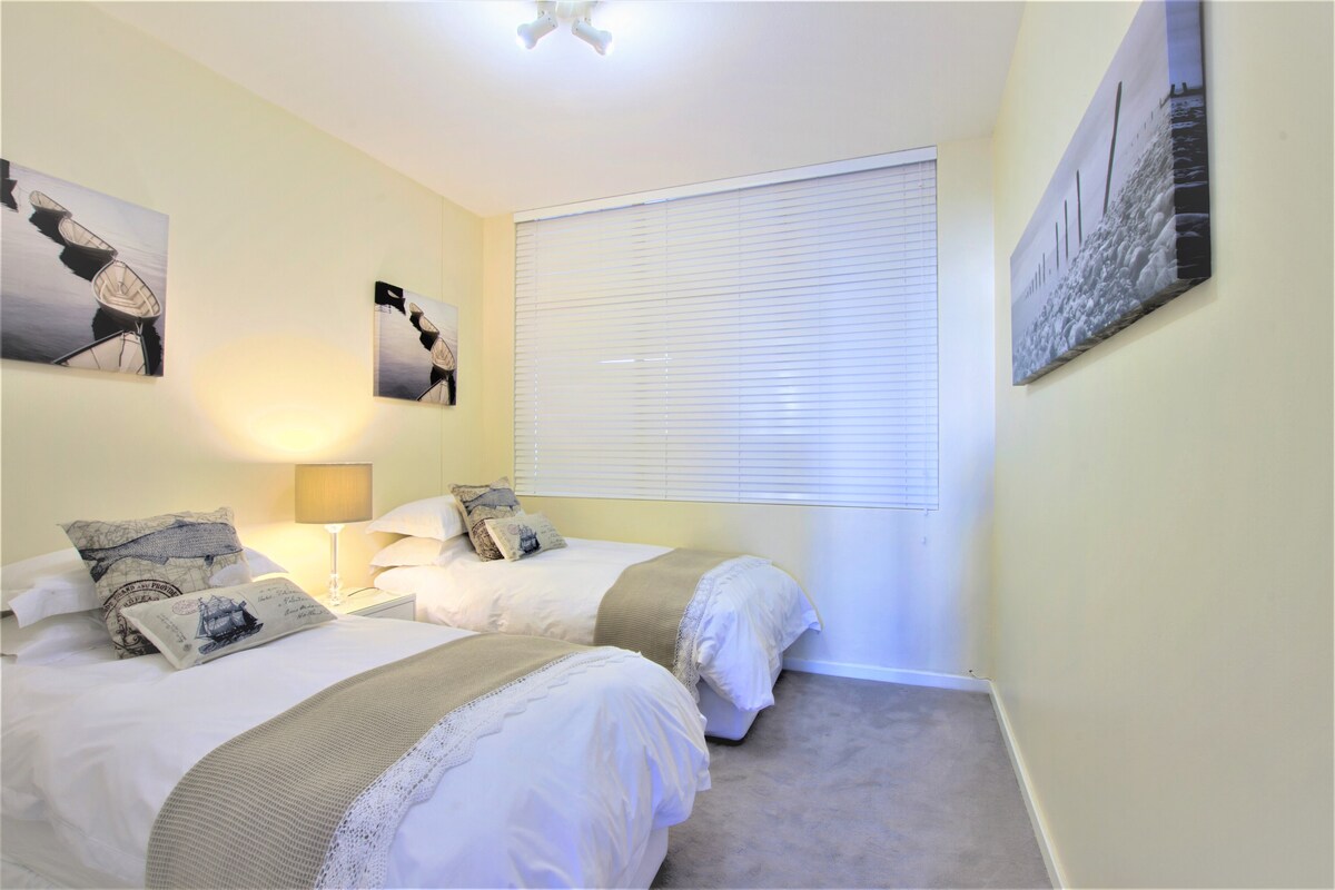 3e slaapkamer met twee eenpersoonsbedden.