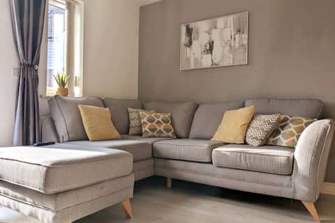 Entire 3 bed home Sleeps 6, WiFi, 2 Parking Spaces