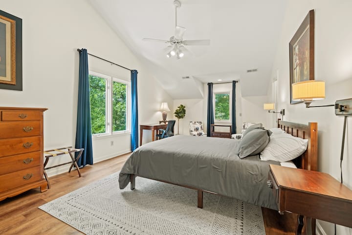Upper Level South Bedroom with Queen Bed