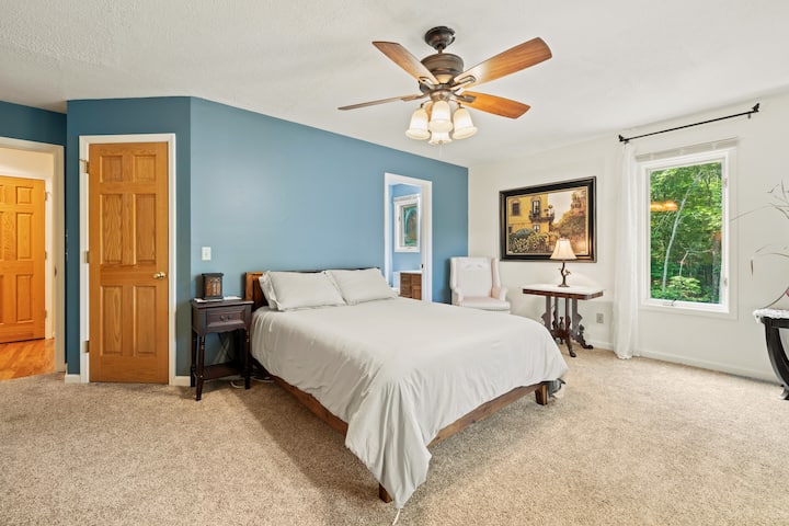 Main Level Master bedroom with en-suite full bath
