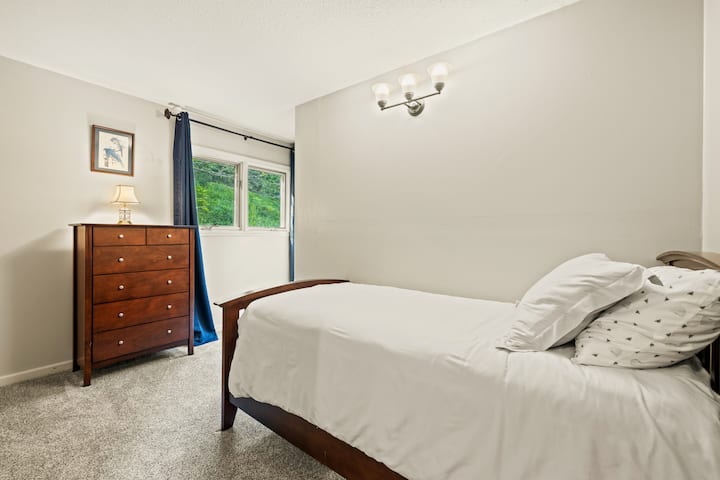 Main Level Small Bedroom with Twin Bed