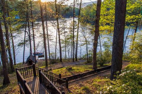 Peaceful Lake House Retreat: Swim, Kayaks, SUPs