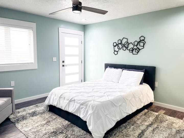 غرفة نوم واحدة مع حمام داخلي. من الباب إلى السطح الغربي