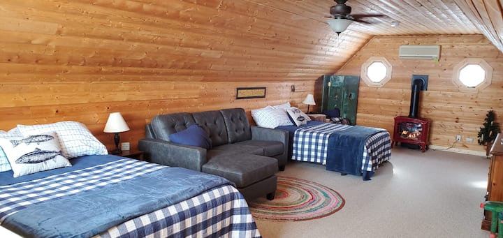 The upstairs features 2 queen beds and a queen pullout sleeper sofa to make the most of this entertainment and sleeping space.