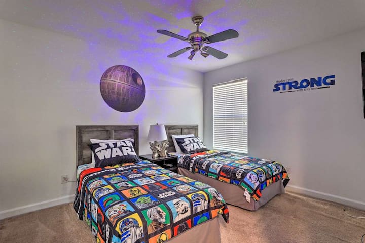 Star War-ის თემატური ოთახი გალაქტიკის პროექტორით უზრუნველყოფს ჯადოსნურ შთაბეჭდილებას თქვენი ბავშვებისთვის. 