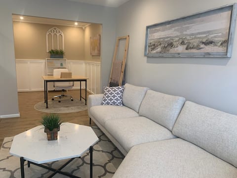 Beautiful TH w/ Front Patio