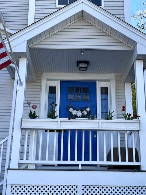 Bright & Cheery 4 Bedroom Home with Ocean Views
