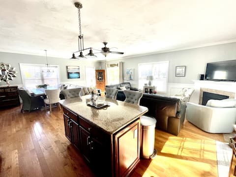Top Airbnb: Bright & Cheery 4 Bedroom Home with Ocean Views in Plymouth County