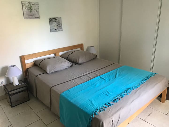 Habitación n°2 con una cama grande de 140 y un gran armario