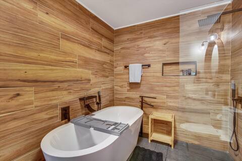 XL Spa bathtub, movie rm, huge TVs. best beds ever