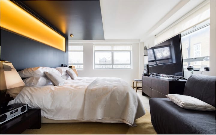 غرفة نوم رئيسية مع حمام داخلي وخزانات ملابس وسرير فائق الحجم مع مرتبة ميموري فوم وسرير أريكة مزدوج. 