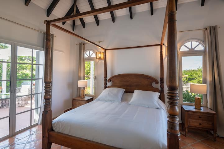 Chumba cha kulala cha ghorofa ya chini kilicho na bafu na ufikiaji wa mtaro 