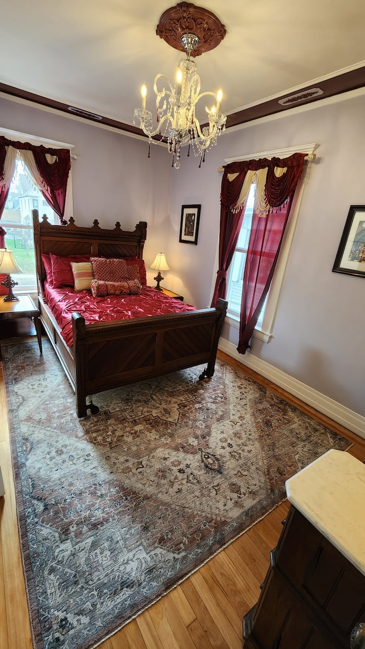 El dormitorio del obispo. Cama de roble macizo. Sábanas rojas de satén. 2 ventanas con luz orientada al oeste. Acércate al cielo en esta habitación.