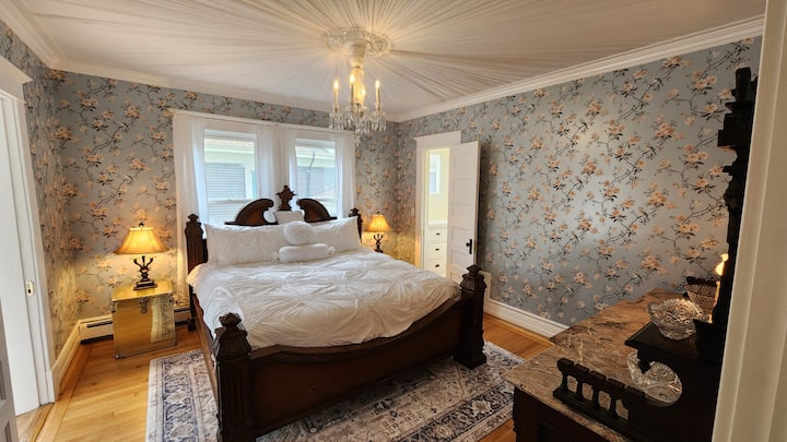 El Aviario. Techo de diseño. Cama king. Sala de sol privada que conduce a la terraza. 2 armarios. Aparador antiguo tallado a mano con espejo y parte superior de mármol. 