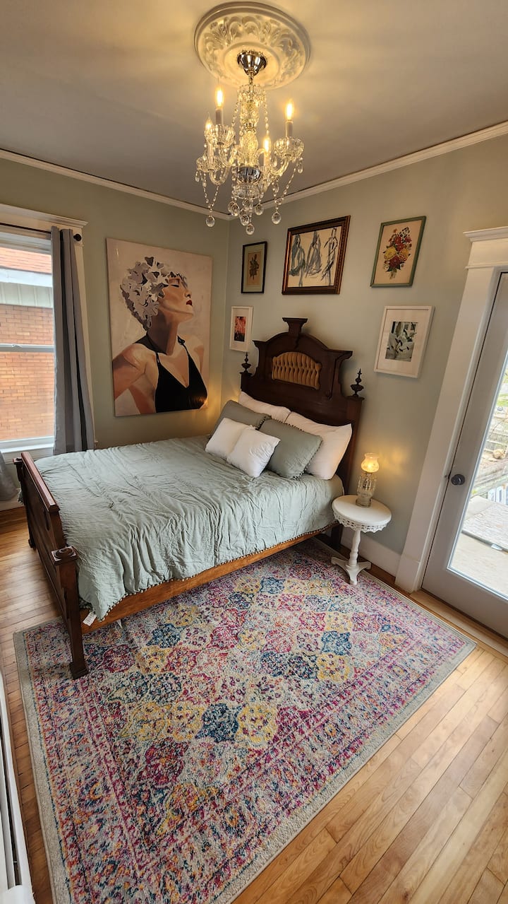 El Louvre. Cama matrimonial original con cabecera de mechones y acabados tallados a mano. Colchón de espuma viscoelástica. Puerta privada a la terraza del segundo piso con vistas al horizonte.