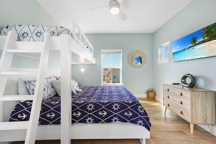 חדר שינה למעלה מס '2 עם מיטות קומתיים מובנות, טלוויזיה חכמה וארון