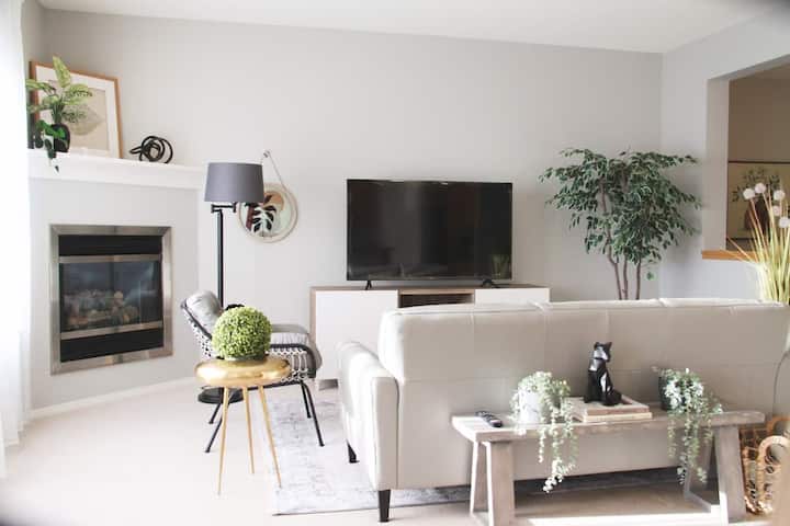 Beautiful 3-bed Home Close To Mountains And Cop - Calgary
