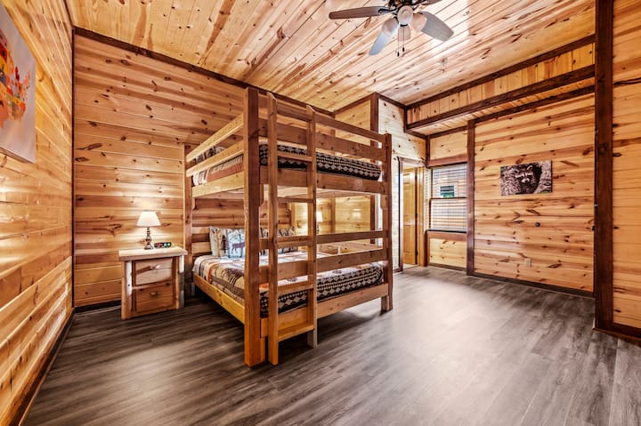 Საძინებელი 6 (ორსართულიანი საწოლი, რომლის ზედა ნაწილშიც ორადგილიანი საწოლია, ქვედა ნაწილში კი - ორადგილიანი საწოლი). კარადაში ინახება 2 შეკვრა სამოგზაურო ჩვილის საწოლი. Ცალკე მიმაგრებული სააბაზანო აბაზანითა და საშხაპით. 