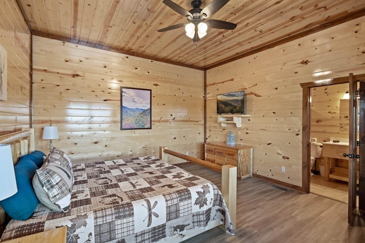 Საძინებელი 3 (დიდი საწოლი) ცალკე სააბაზანოთი. 