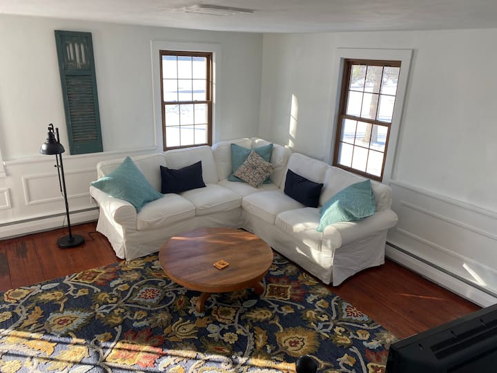 Darling Updated And Spacious Farmhouse On The Lake - Fall River, WI
