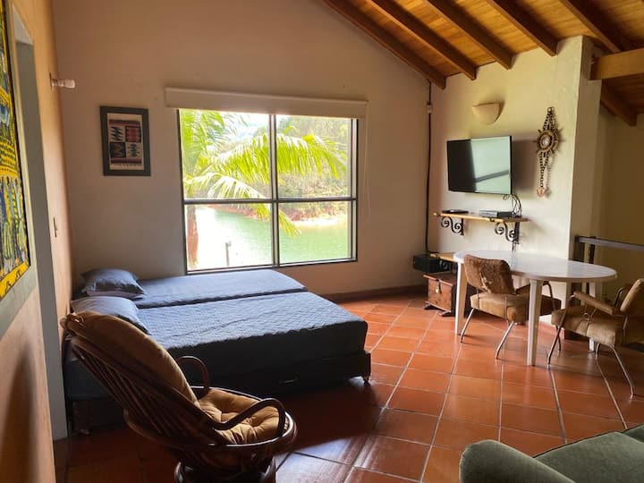 الطابق الثاني - صالة التلفزيون - 2 سرير فردي