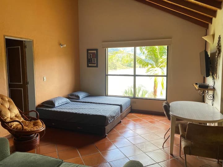 الطابق الثاني - غرفة تلفزيون - سريران مفردان