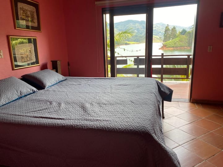 الطابق الثاني - غرفة النوم الرئيسية 1 سرير كبير