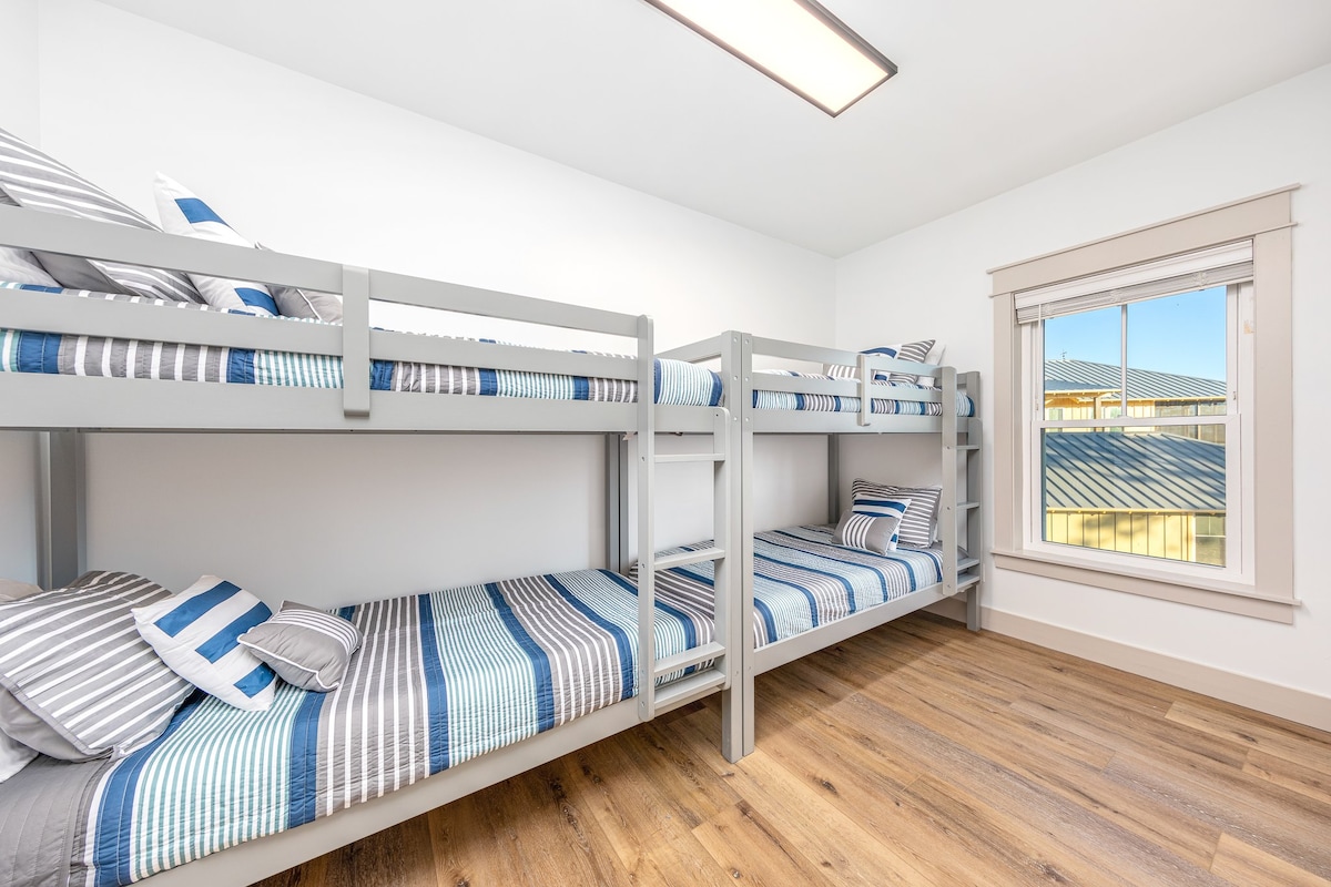 Спалня №4. Идеалното място за децата да пренощуват в епично преспиване! 4 единични легла с всички нови матраци от мемори пяна и стандартно текстилно спално бельо. 