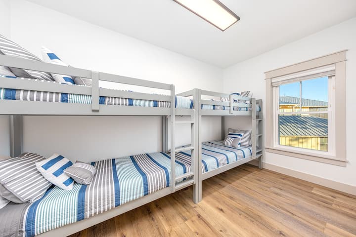 Საძინებელი №4. იდეალური ადგილია ბავშვებისთვის ეპიკური ძილისთვის! 4 ტყუპი საწოლი მეხსიერების ქაფის ყველა ახალი მატრასითა და სტანდარტული ტექსტილის თეთრეულით. 