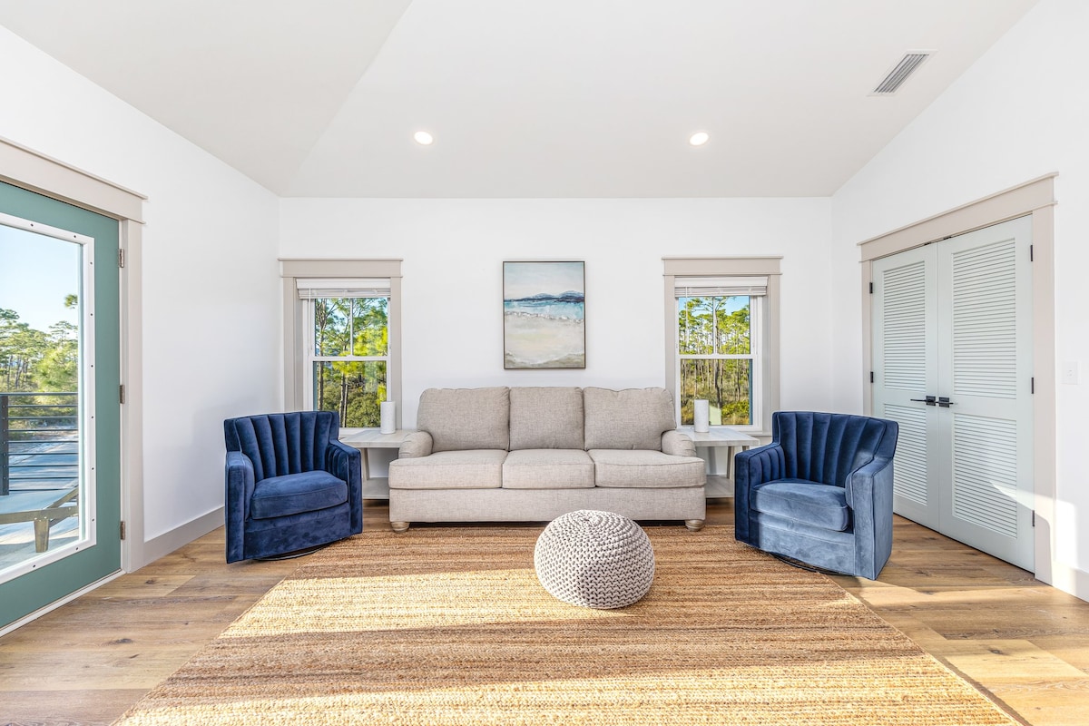 Всекидневна на горния етаж. Когато 1 всекидневна не е достатъчна или ако децата се нуждаят от място, където да гледат филми или да играят видео игри!

Диванът също е спален диван Queen с матрак от мемори пяна!