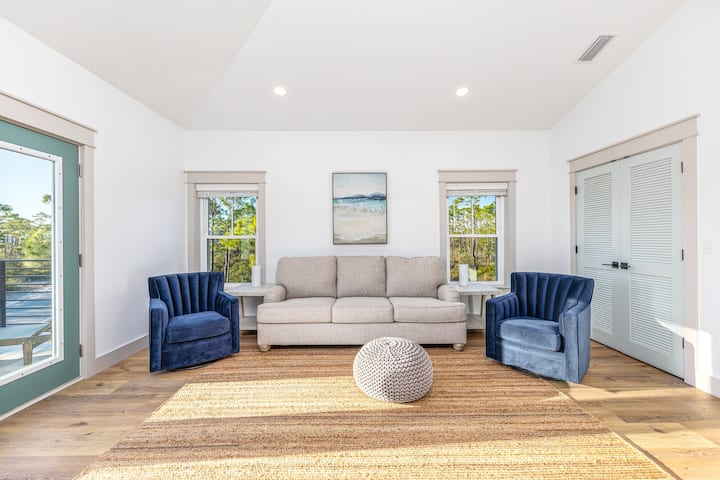 Მისაღები ოთახის ზემოთ. როცა 1 მისაღები ოთახი საკმარისი არ არის, ან თუ ბავშვებს სჭირდებათ ადგილი ფილმების საყურებლად ან ვიდეო თამაშების სათამაშოდ!

Ტახტი, ასევე, არის დედოფლის საძინებლის დივანი მეხსიერების ქაფის მატრასით.