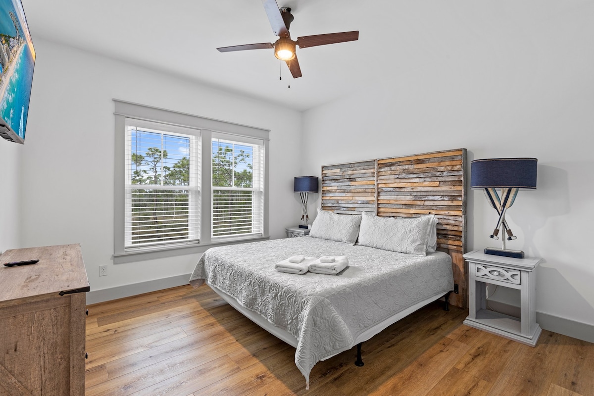 Спалня на горния етаж (спалня №3). Нови мебели тип Кинг с матрак от мемори пяна и стандартно текстилно спално бельо - най - доброто в луксозното хотелско ниво. 50 - инчов телевизор ROKU