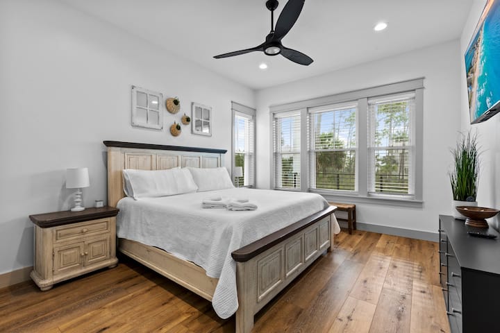 Მთავარი ფლიგელი ძირითად დონეზე. Ახალი ავეჯი. დიდი საწოლი 10"-იანი მეხსიერების ქაფის მატრასით. Ლუქს-კლასის სასტუმროსთვის გთავაზობთ სტანდარტულ თეთრეულს! 50" Roku TV