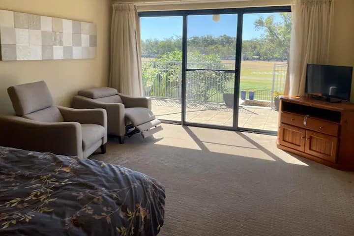 Oddýchnite si v priestrannej vlastnej kúpeľni Master.